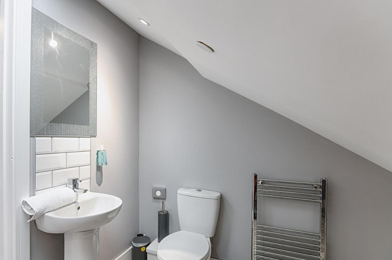 3Rm Flat, Smart Tv'S, Close To All Amenities Llanelli Esterno foto